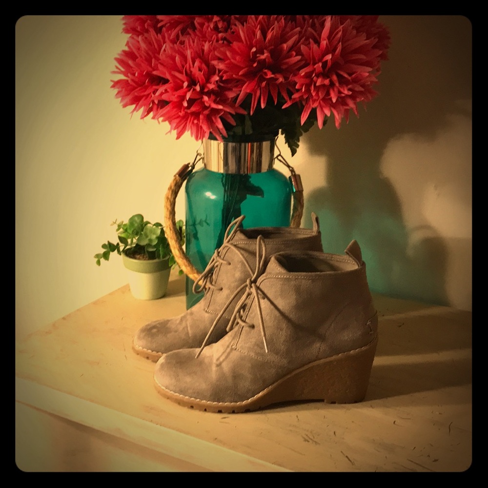Comfortable gray shoes